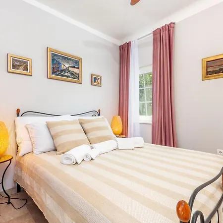 The Three Flowers Pool House Trogir