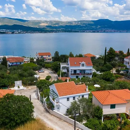The Three Flowers Pool House Lejlighed Trogir