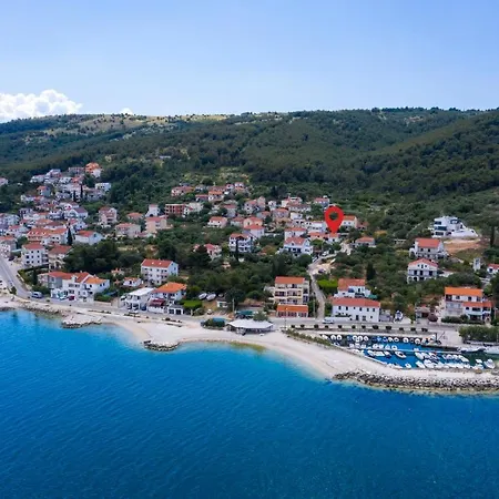 The Three Flowers Pool House *