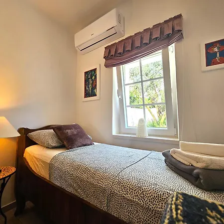 The Three Flowers Pool House Apartment *