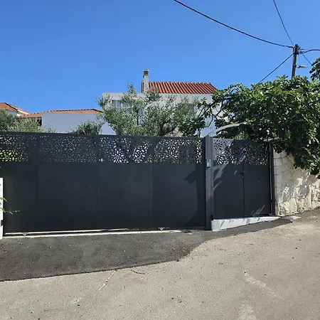 The Three Flowers Pool House Lejlighed Trogir