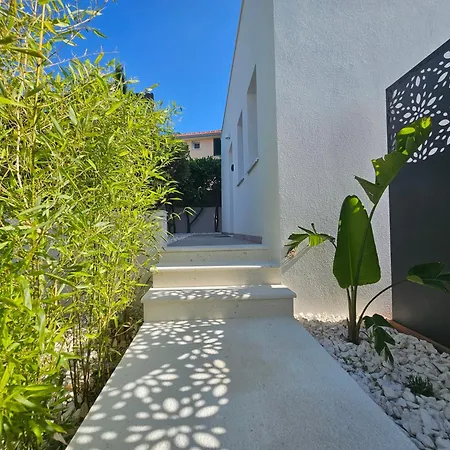 The Three Flowers Pool House Lejlighed