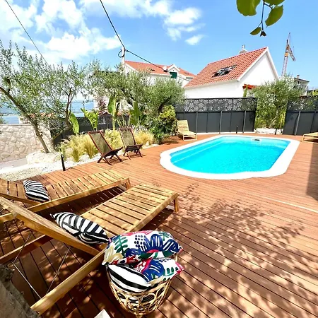 The Three Flowers Pool House *