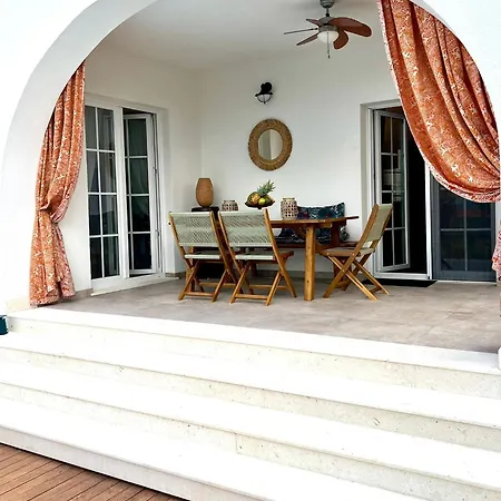Apartamento The Three Flowers Pool House