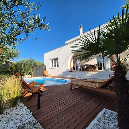 The Three Flowers Pool House