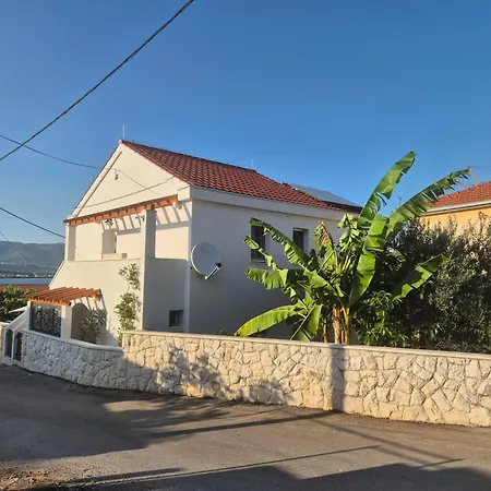 The Three Flowers Pool House Apartment
