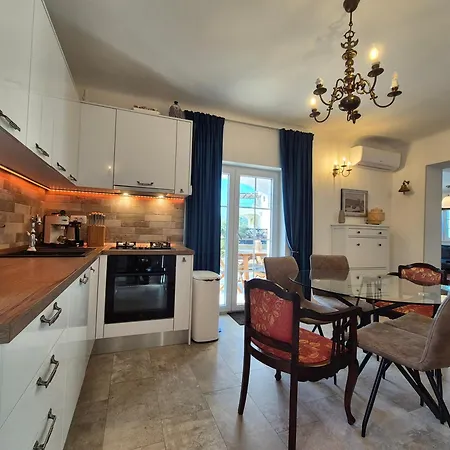 The Three Flowers Pool House Lejlighed Trogir