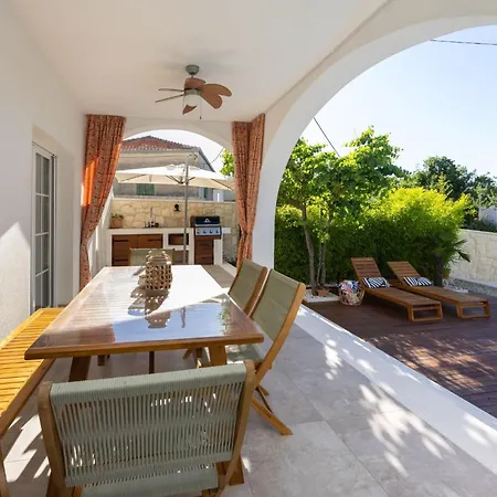 The Three Flowers Pool House *