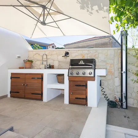 The Three Flowers Pool House *
