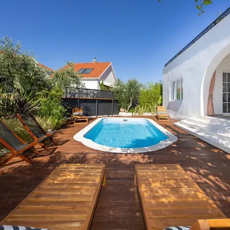 Apartment The Three Flowers Pool House