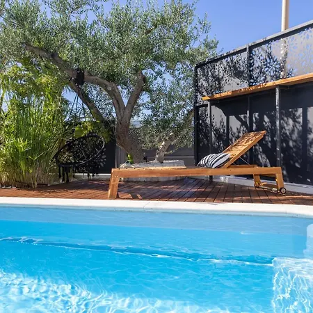 Apartment The Three Flowers Pool House