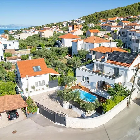 The Three Flowers Pool House *