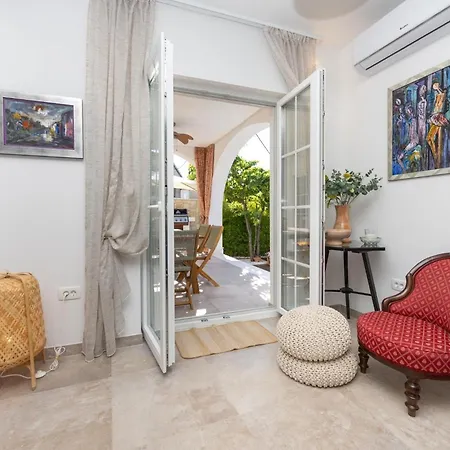 The Three Flowers Pool House Trogir