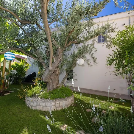 The Three Flowers Pool House Apartment *