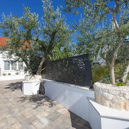 The Three Flowers Pool House Apartment Trogir