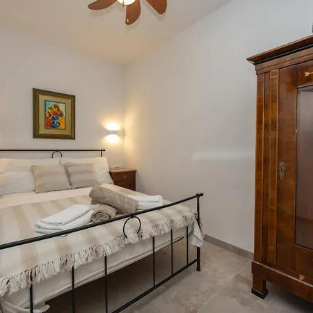 Apartment The Three Flowers Pool House Trogir
