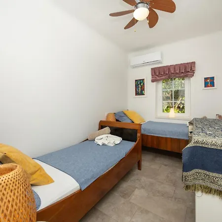 The Three Flowers Pool House Apartment *