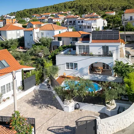 The Three Flowers Pool House Apartment Trogir