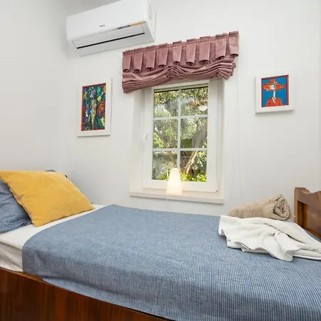 The Three Flowers Pool House Apartment