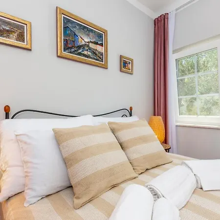 The Three Flowers Pool House Daire