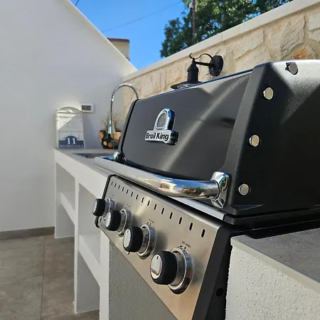 The Three Flowers Pool House Τρογκίρ