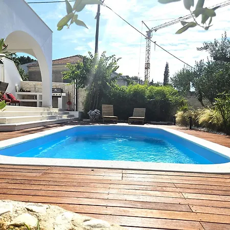 The Three Flowers Pool House 特罗吉尔