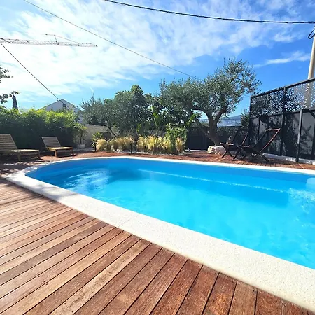 The Three Flowers Pool House Daire *