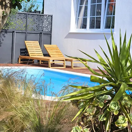 The Three Flowers Pool House Apartman *