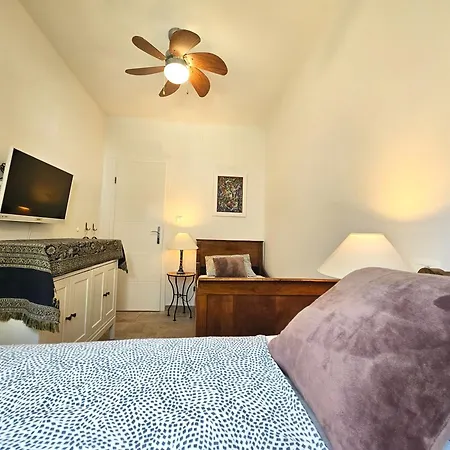 The Three Flowers Pool House Τρογκίρ