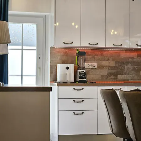The Three Flowers Pool House Apartman
