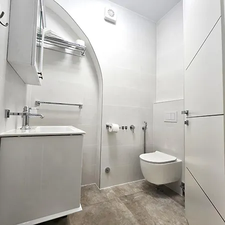 The Three Flowers Pool House 特罗吉尔