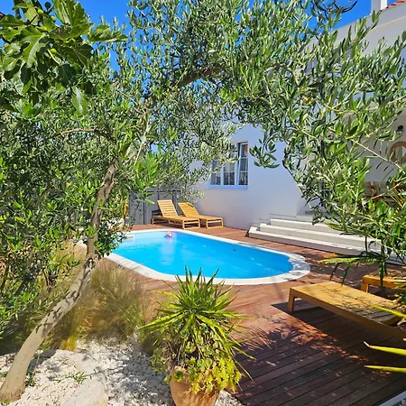 The Three Flowers Pool House Apartment