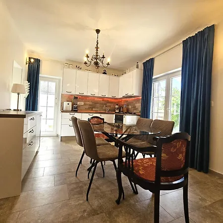 Apartment The Three Flowers Pool House