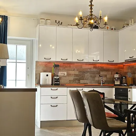 The Three Flowers Pool House * 特罗吉尔