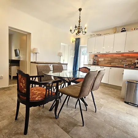 The Three Flowers Pool House