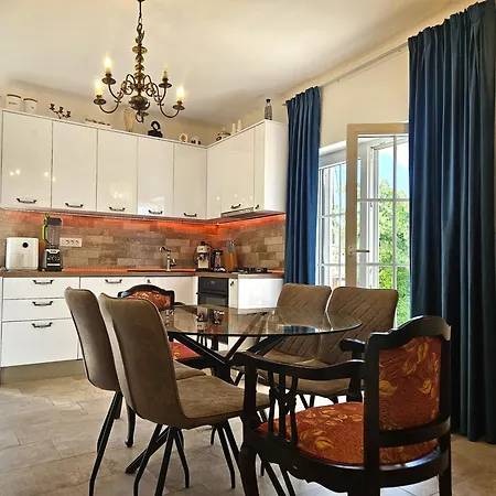 The Three Flowers Pool House Διαμέρισμα Τρογκίρ