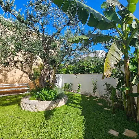 The Three Flowers Pool House *