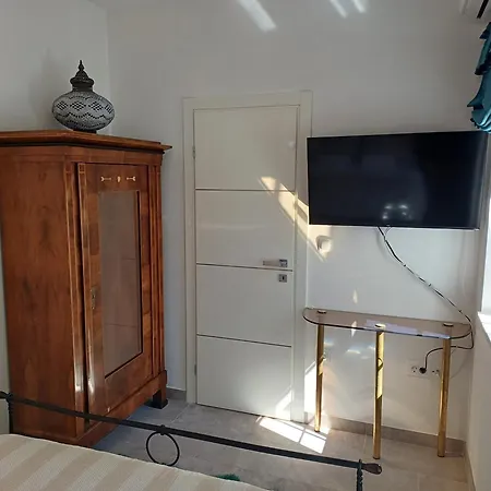 The Three Flowers Pool House * 特罗吉尔