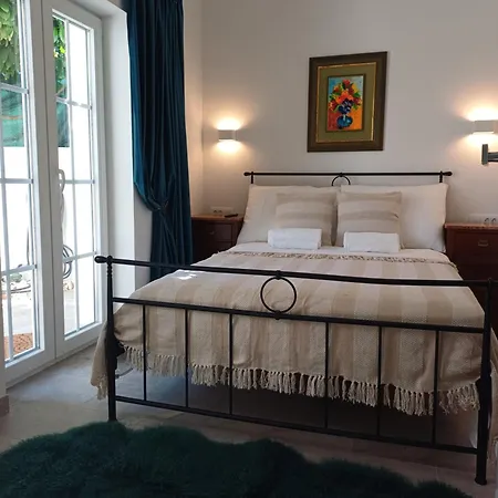The Three Flowers Pool House Apartman *