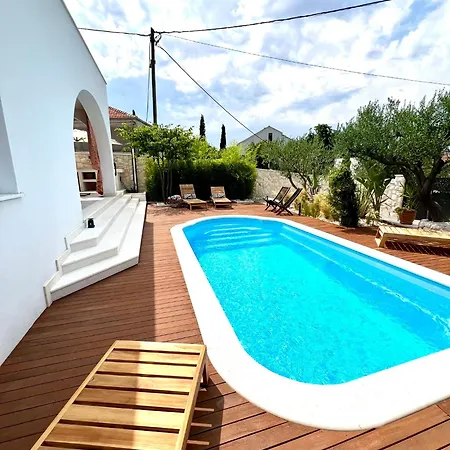 The Three Flowers Pool House Daire *