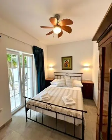 The Three Flowers Pool House 特罗吉尔