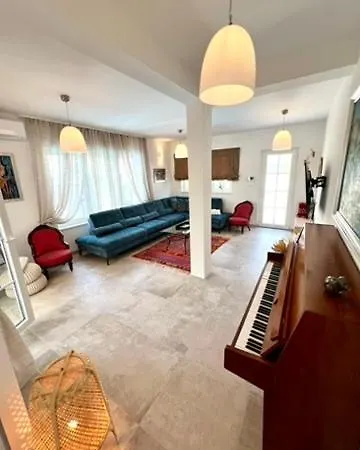 The Three Flowers Pool House Apartman