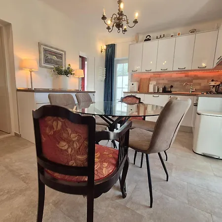 The Three Flowers Pool House Apartment *