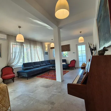 The Three Flowers Pool House شقة تروغير