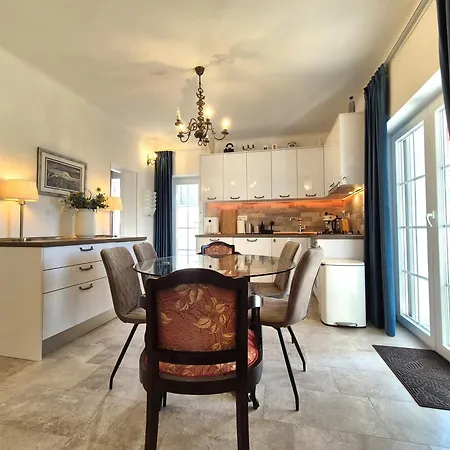 The Three Flowers Pool House * 特罗吉尔