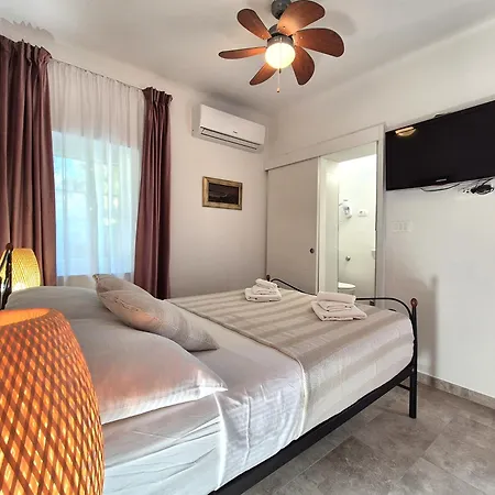 The Three Flowers Pool House Appartement *
