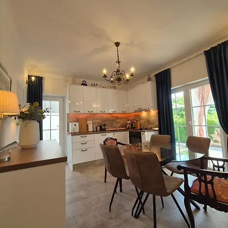 The Three Flowers Pool House *