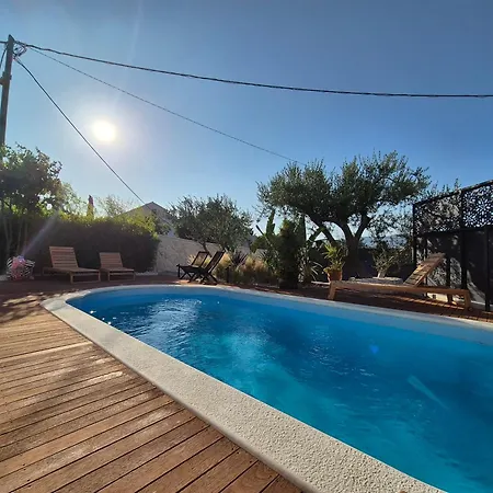 The Three Flowers Pool House Apartman