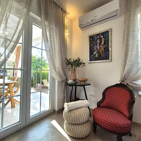 The Three Flowers Pool House Daire Trogir