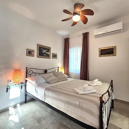 The Three Flowers Pool House Trogir